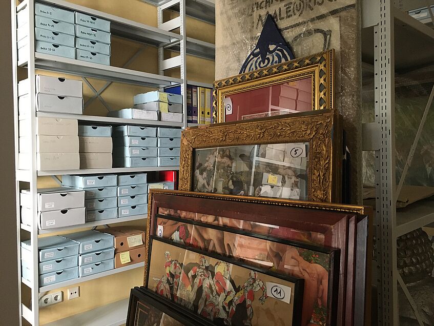 Der Archivraum von QWIEN. Im Vordergrund Bilder aus dem Nachlass von Wolfgang Reder